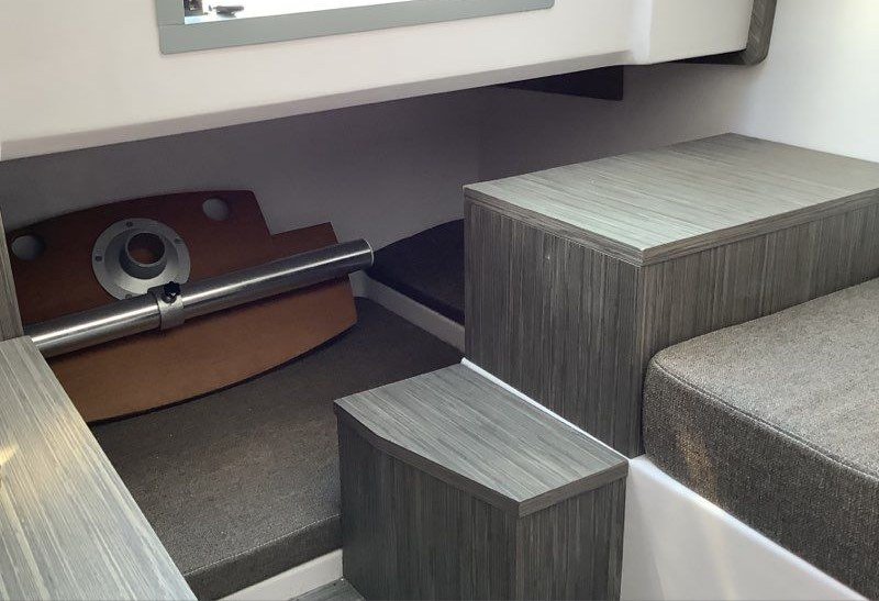 Ranieri Next 220 SH cabine intérieure avec couchages et meubles bois