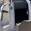 Ranieri Next 220 SH cockpit et accès cabine avec siège pilote bolster