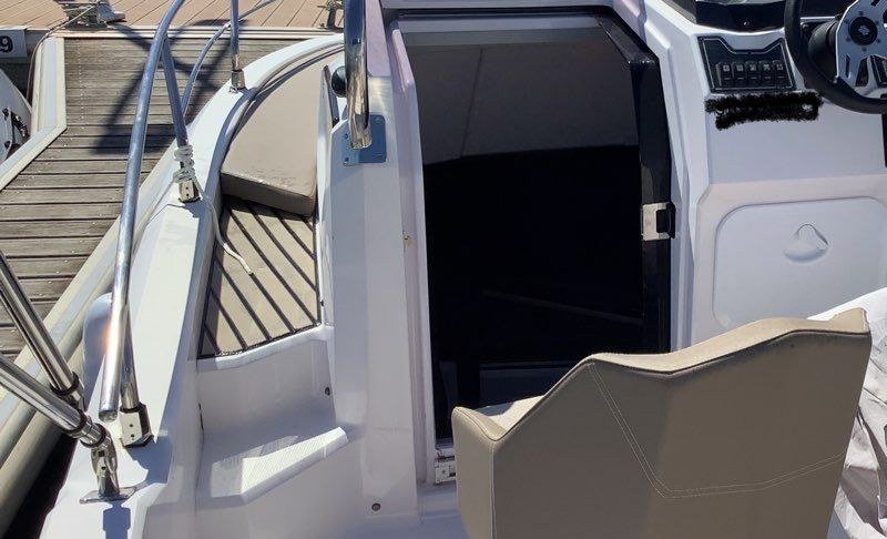Ranieri Next 220 SH cockpit et accès cabine avec siège pilote bolster