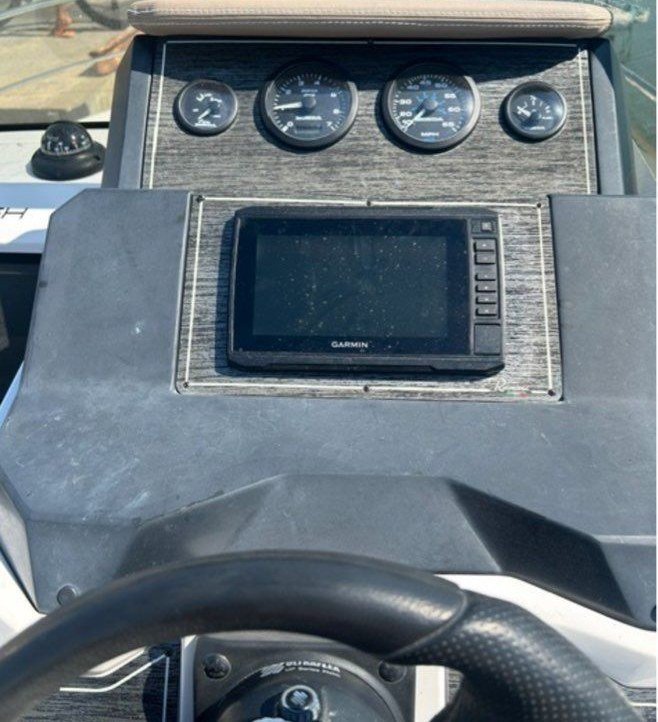 Ranieri Next 220 SH console de pilotage avec GPS Garmin et instruments