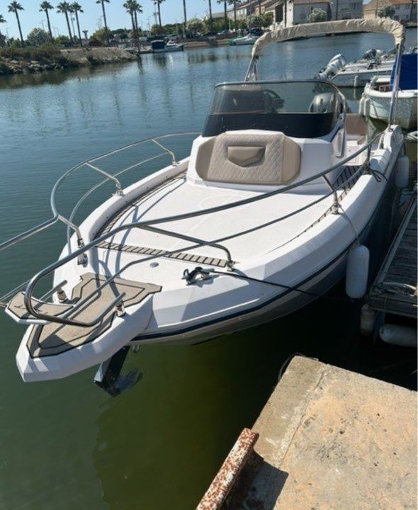 Ranieri Next 220 SH vue latérale tribord à quai — profil