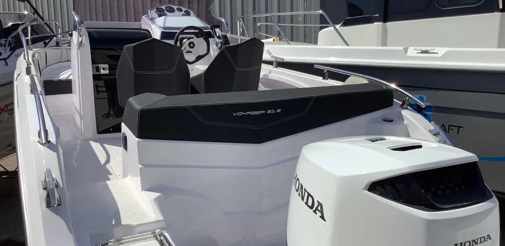 Ranieri Voyager 21 S cockpit avec sièges confort, console et bain de soleil arrière Ranieri Voyager 21 S cockpit avec sièges confort, console et bain de soleil arrière
