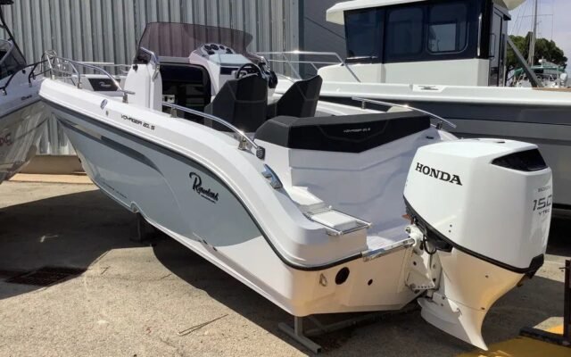 Ranieri Voyager 21 S vue de trois quarts arrière, coque grise et moteur Honda 150