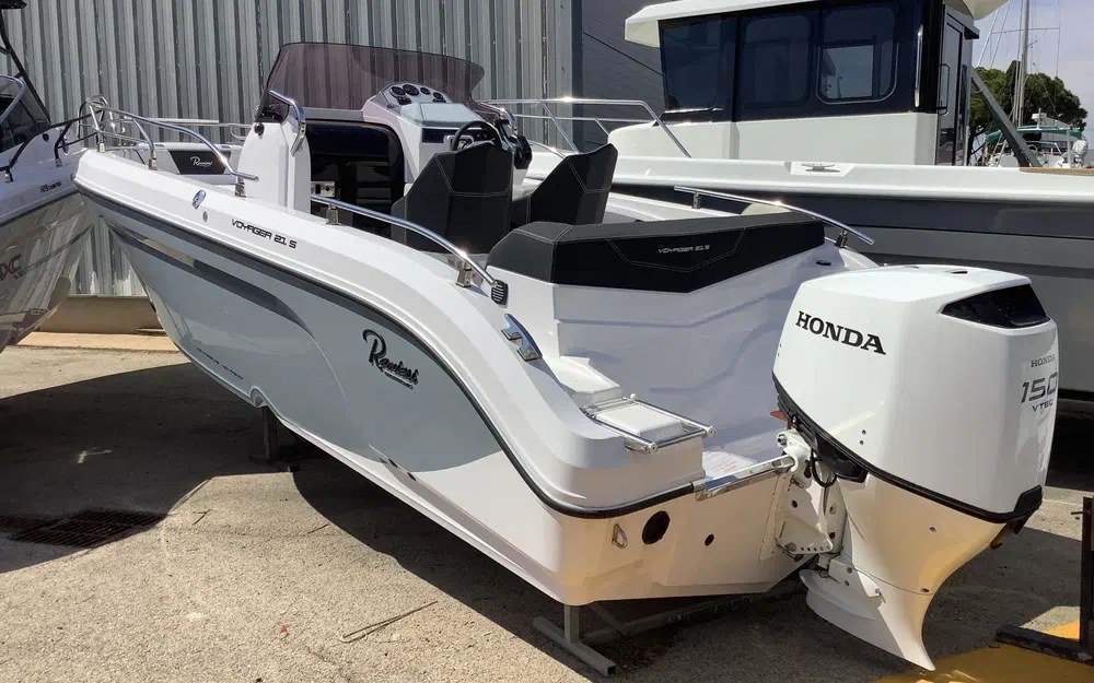 Ranieri Voyager 21 S vue de trois quarts arrière, coque grise et moteur Honda 150