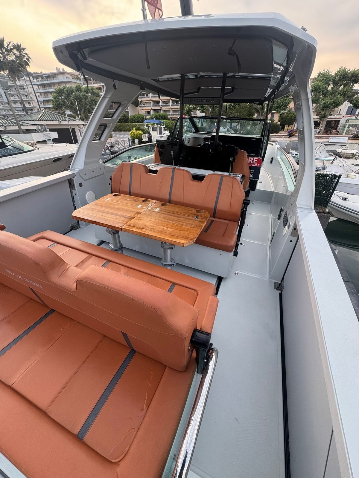 Saxdor 320 GTO banquette arrière convertible bain de soleil Saxdor 320 GTO banquette arrière convertible bain de soleil