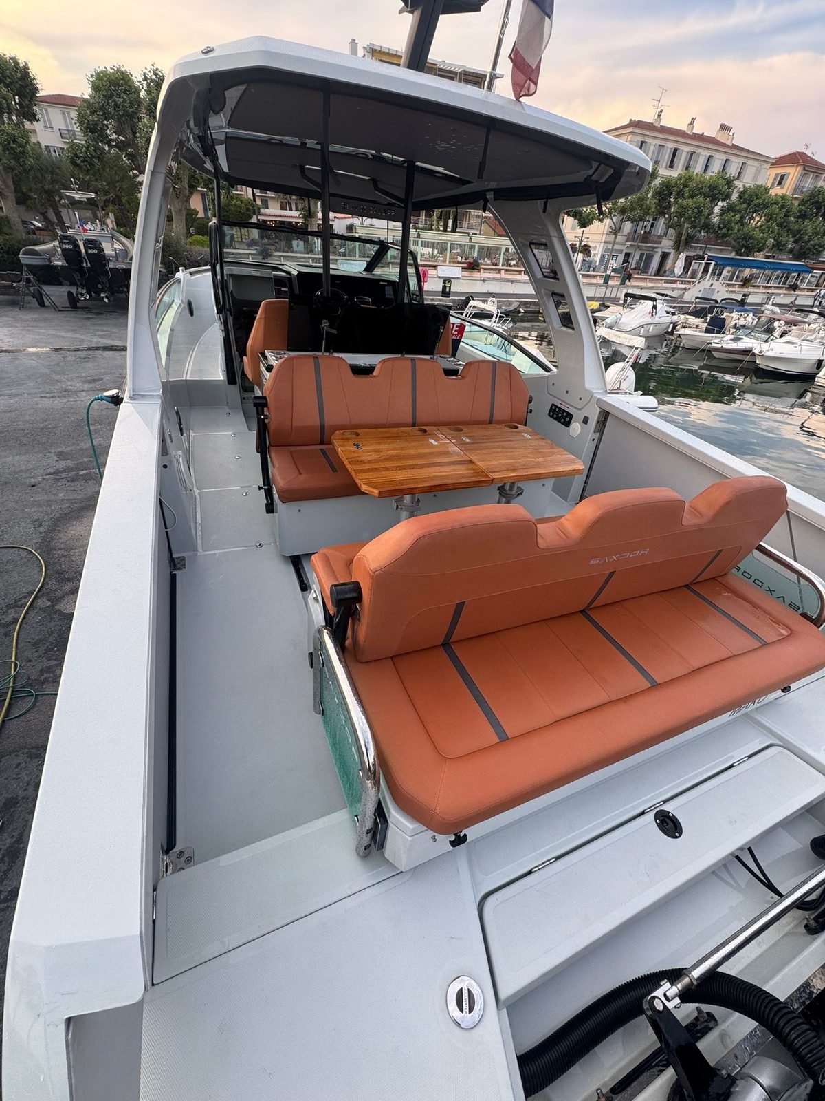 Saxdor 320 GTO cockpit avec banquettes cuir cognac et table teck Saxdor 320 GTO cockpit avec banquettes cuir cognac et table teck