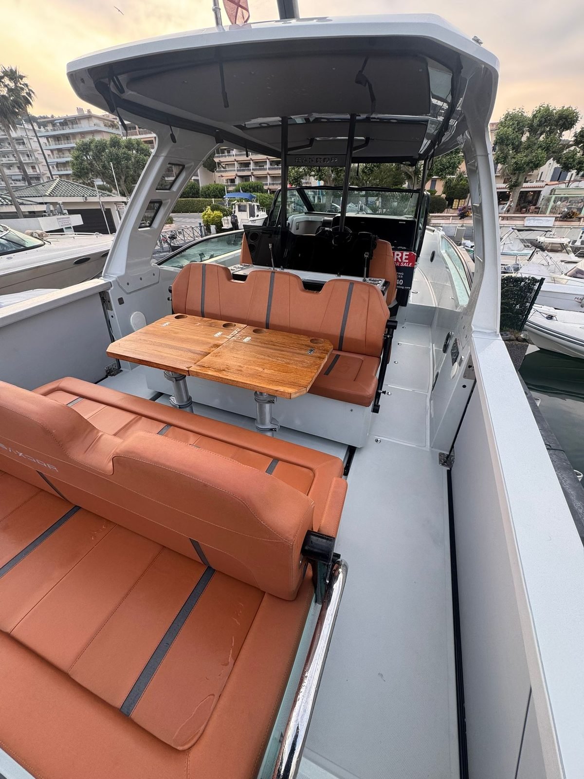 Saxdor 320 GTO cockpit modulable au coucher du soleil Saxdor 320 GTO cockpit modulable au coucher du soleil
