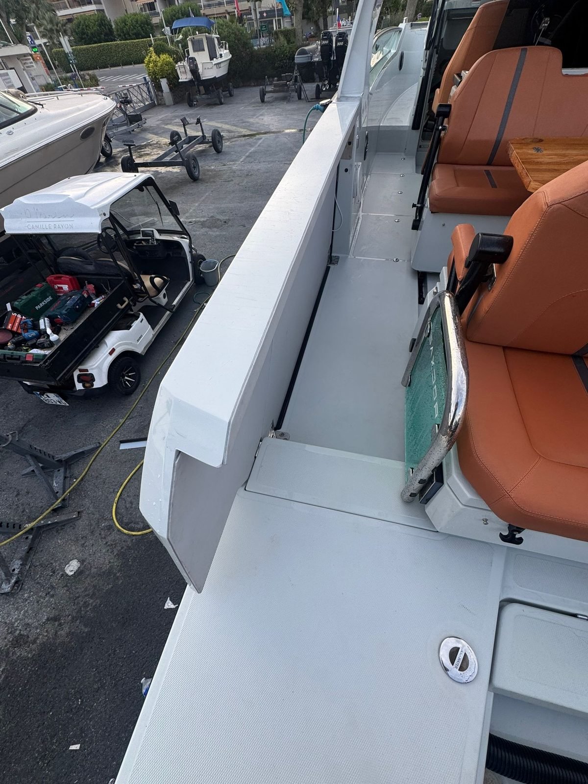 Saxdor 320 GTO passavant tribord avec console pilotage Saxdor 320 GTO passavant tribord avec console pilotage