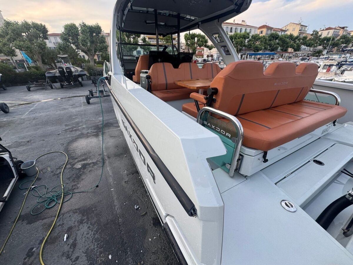 Saxdor 320 GTO vue tribord cockpit et plage arrière Saxdor 320 GTO vue tribord cockpit et plage arrière