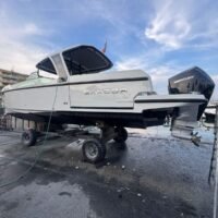 Saxdor 320 GTO vue latérale tribord à terre avec Mercury V8