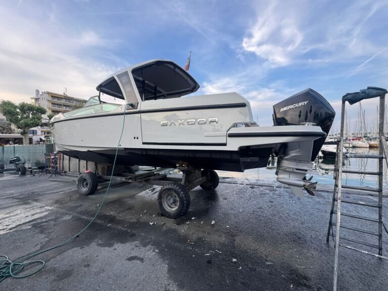 Saxdor 320 GTO vue latérale tribord à terre avec Mercury V8