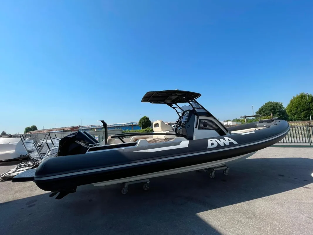 BWA 30 Premium - bateau à moteur