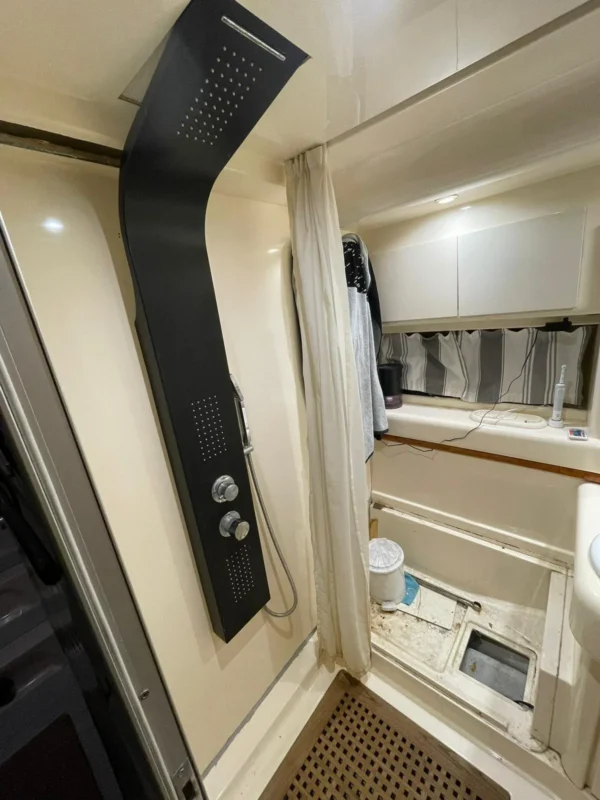 Azimut 43 Fly salle d eau avec colonne de douche