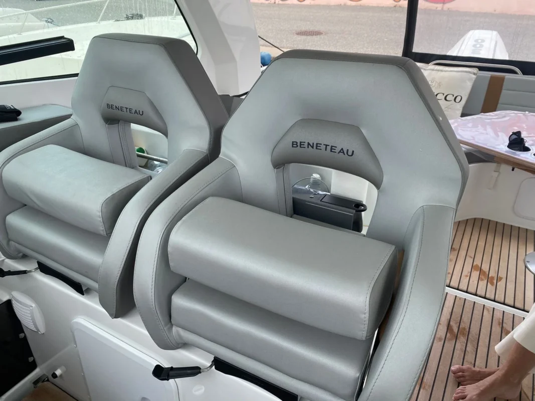 Beneteau Gran Turismo 32 cockpit avec banquette et coin repas
