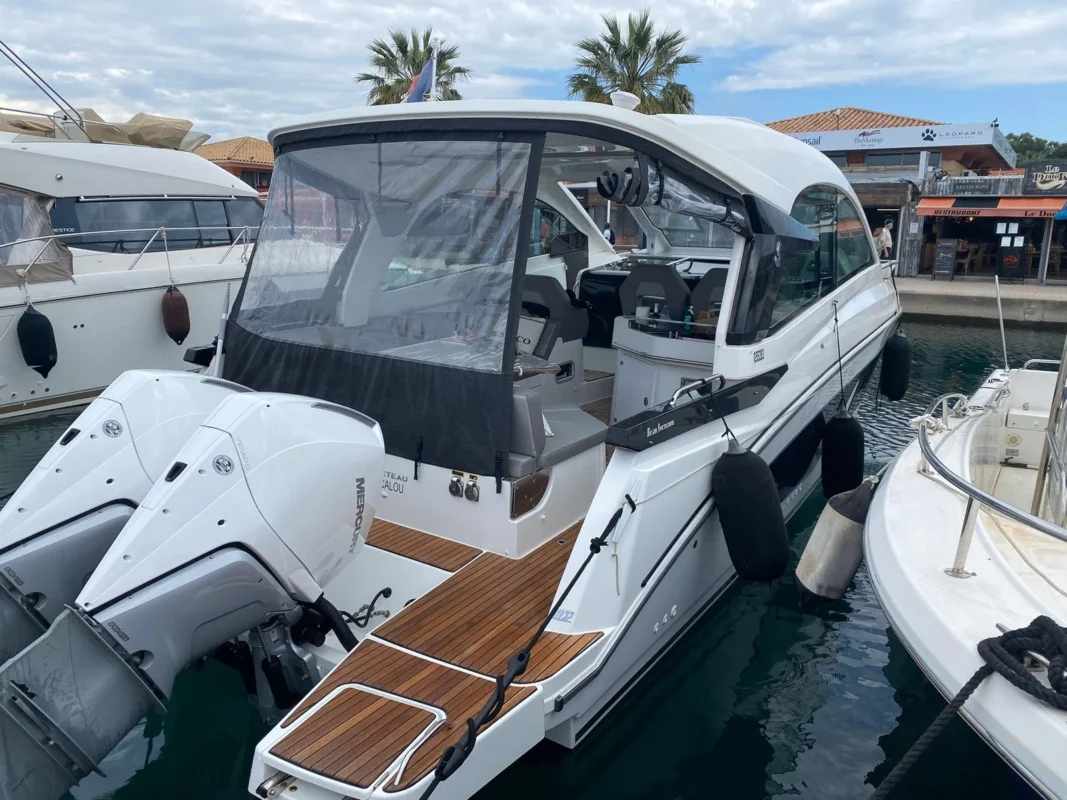Beneteau Gran Turismo 32 vue extérieure, hardtop et pare-brise pleine hauteur