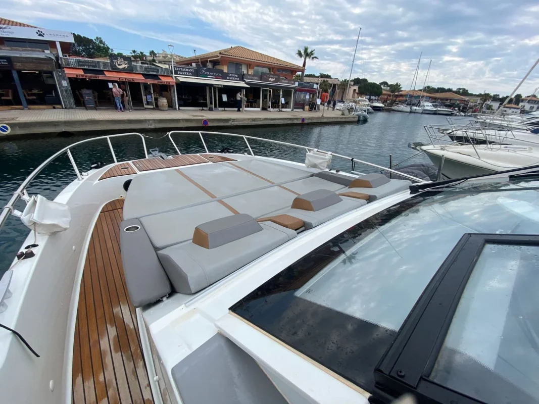 Beneteau Gran Turismo 32 vue arrière avec plateforme de bain