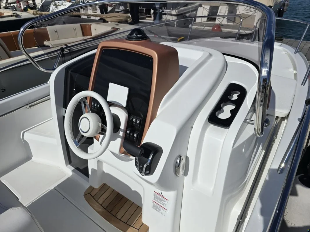 Capoforte CX 240 Summer Edition 2026 poste de pilotage