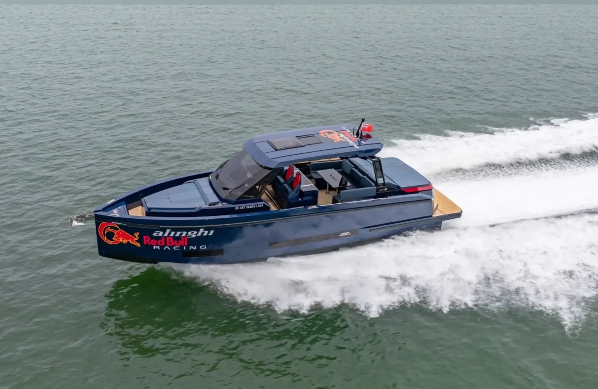 De Antonio D37 Alinghi Red Bull Racing trois-quarts avant