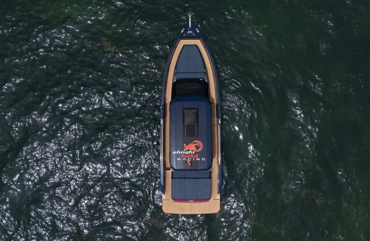 De Antonio D37 Alinghi Red Bull Racing en navigation