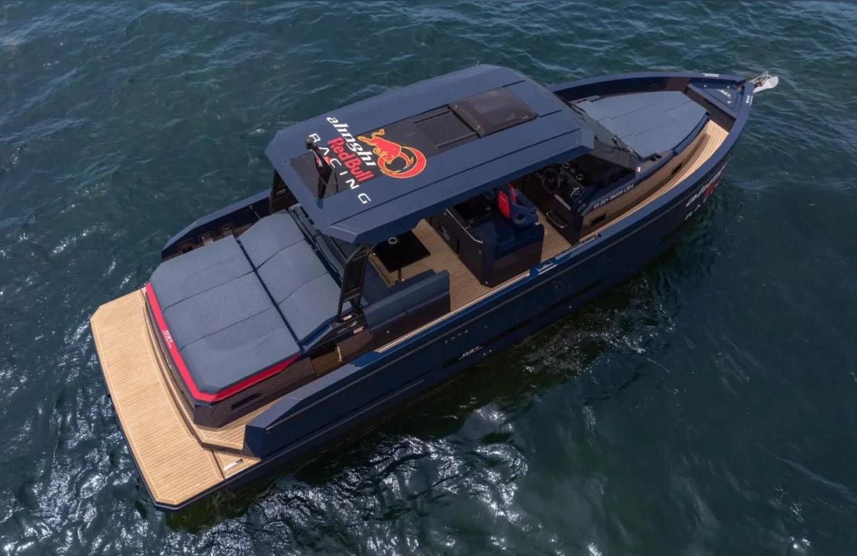 De Antonio Yachts D37 Alinghi Red Bull Racing - bateau à moteur