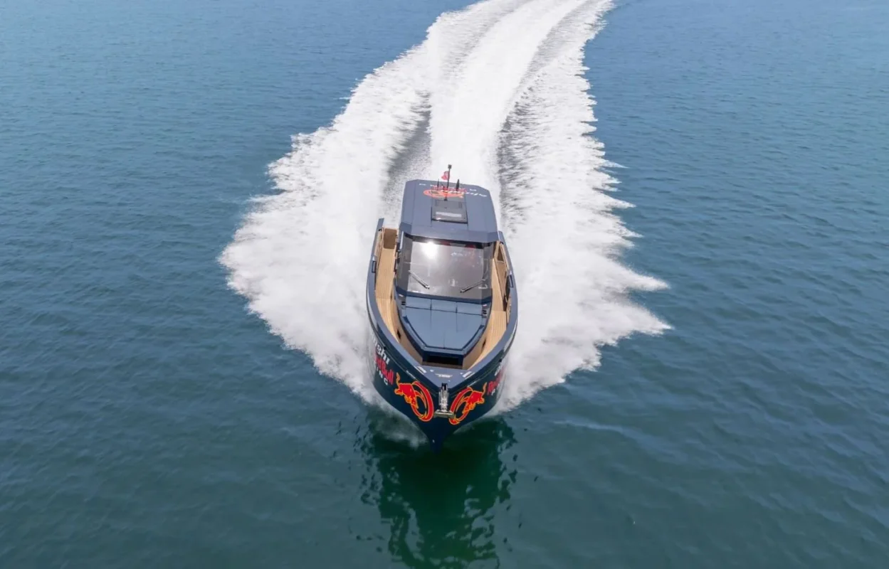 De Antonio D37 Alinghi Red Bull Racing vue extérieure