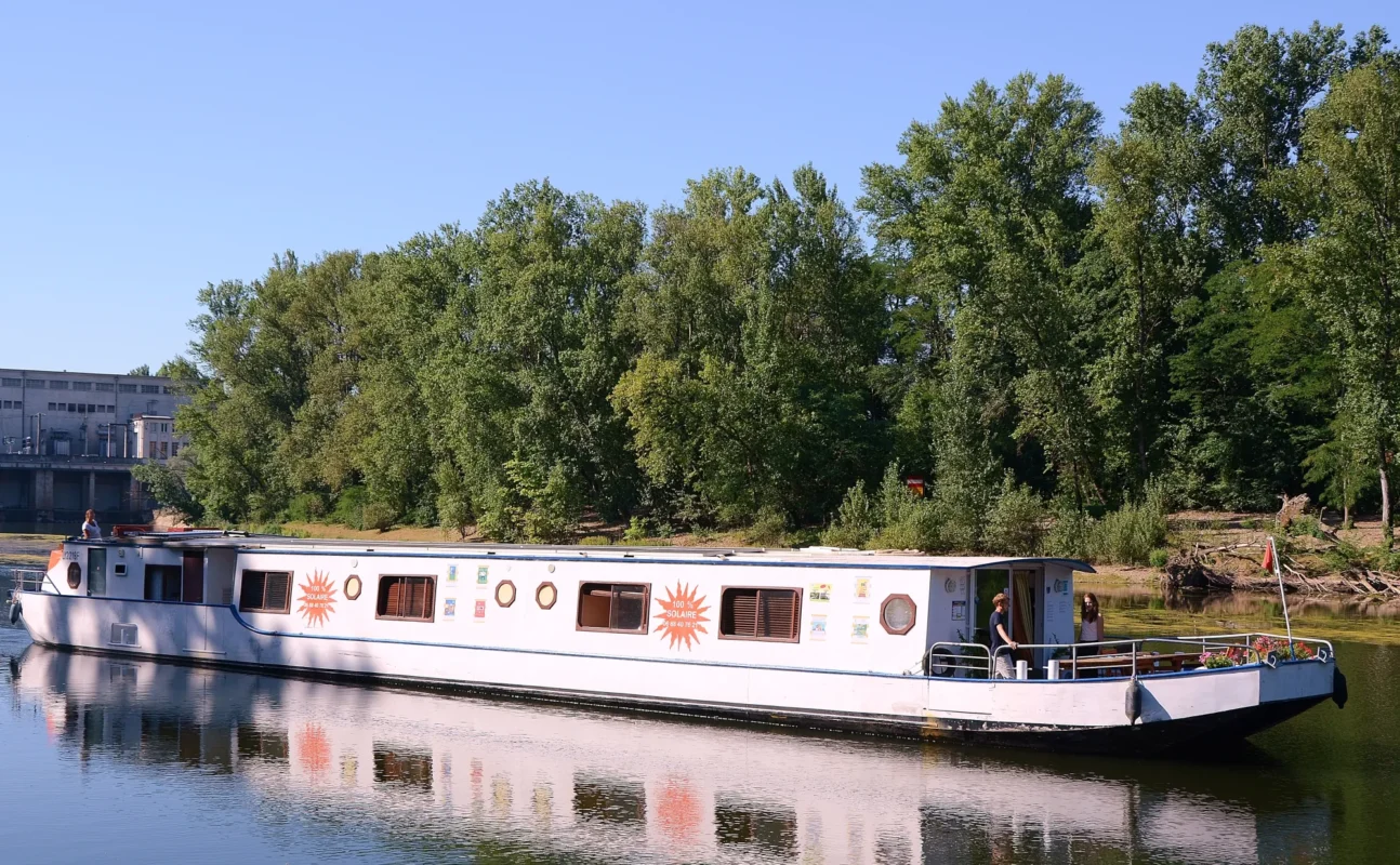 Peniche solaire péniche 30x5m - bateau à moteur