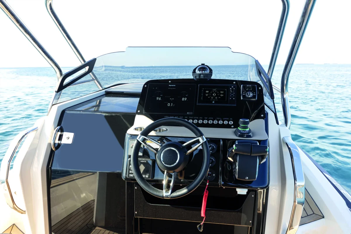 Flyer F36 au coucher du soleil en Méditerranée, rib-cruiser habitable