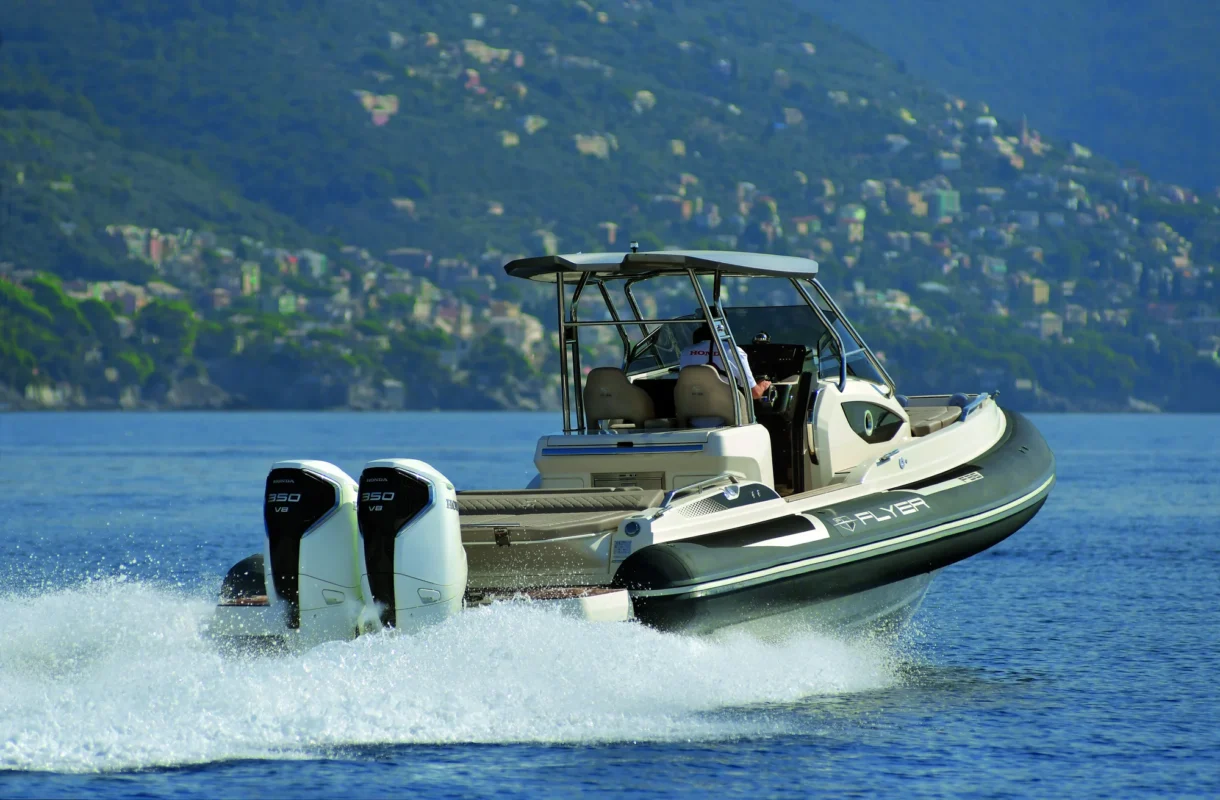 Flyer F36 en navigation rapide, maxi-RIB habitable de 11,25 mètres, bi-motorisation Honda