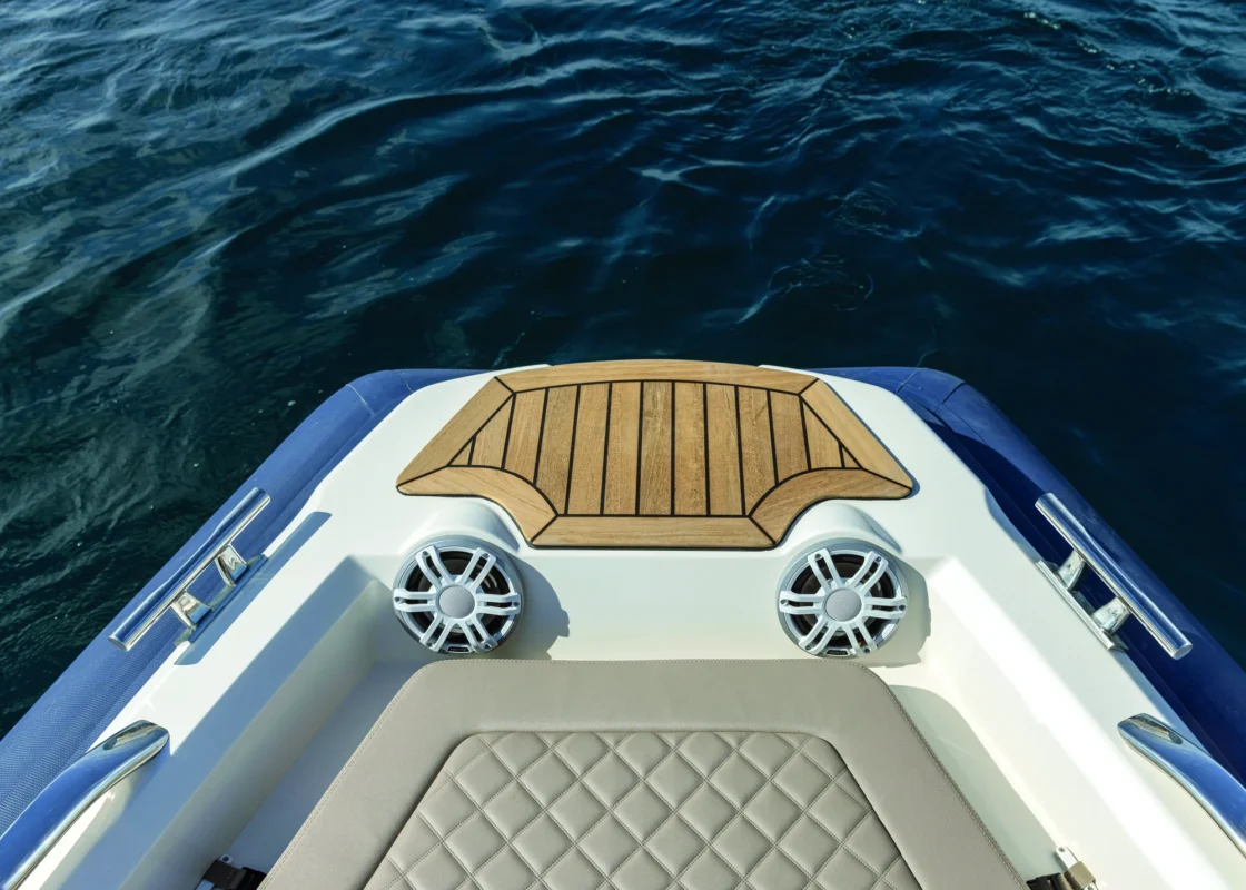 Flyer F36 vue aerienne, amenagement du pont et plage de bain teck
