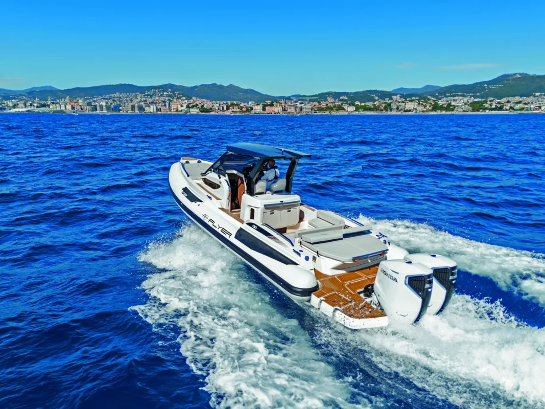 Flyer F38 profil en navigation, marque haut de gamme du groupe Ribitaly (BWA)