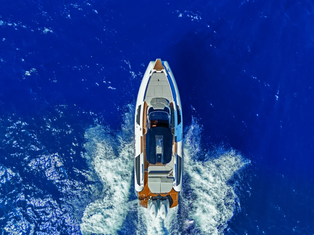 Flyer F38 vue aerienne au drone, maxi-RIB habitable 11,85 mètres