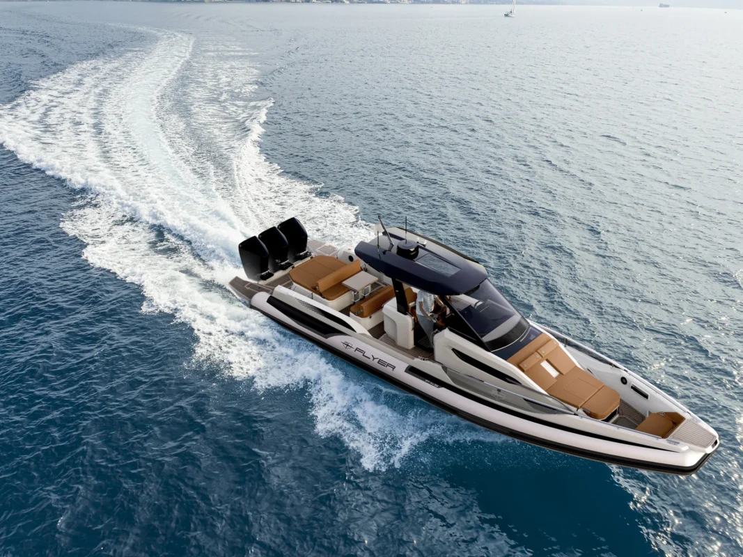 Flyer F45 en navigation, maxi-RIB habitable de 13,55 mètres, tri-motorisation, vaisseau amiral Flyer