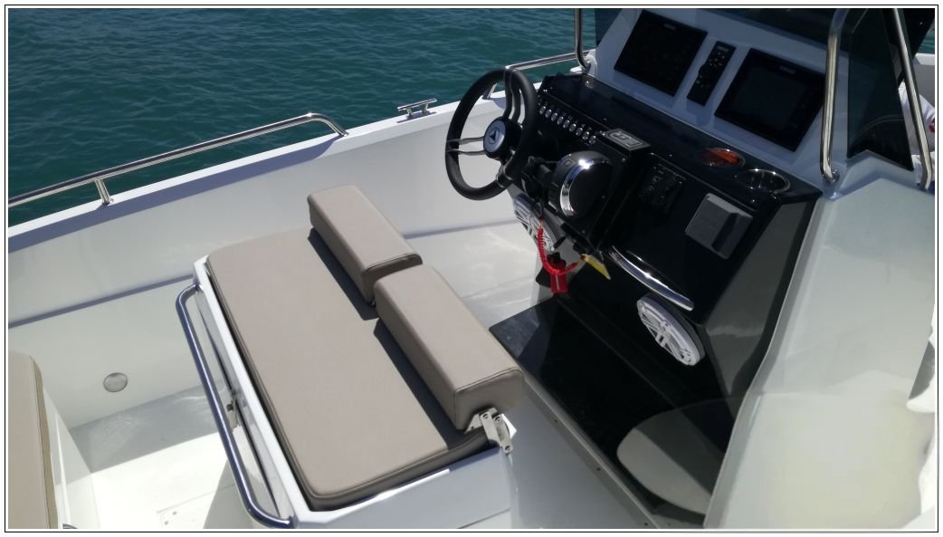 Compass 190, console de pilotage et pare-brise