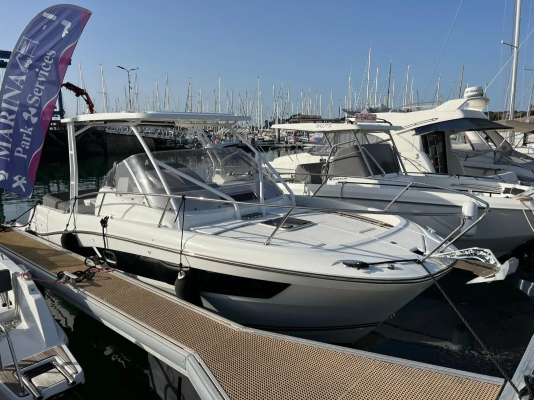 Jeanneau Cap Camarat 9.0 WA 2021 profil tribord au ponton
