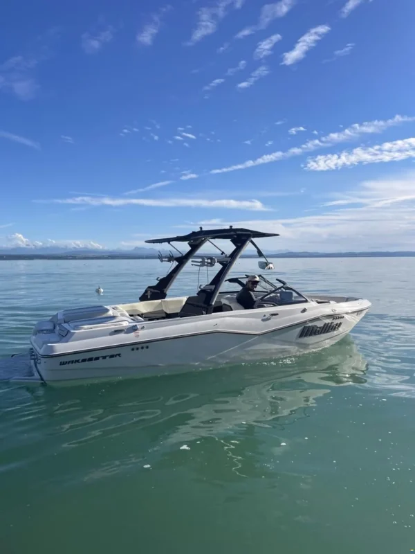 Malibu Wakesetter 22 LSV 2024 vue trois quarts avant