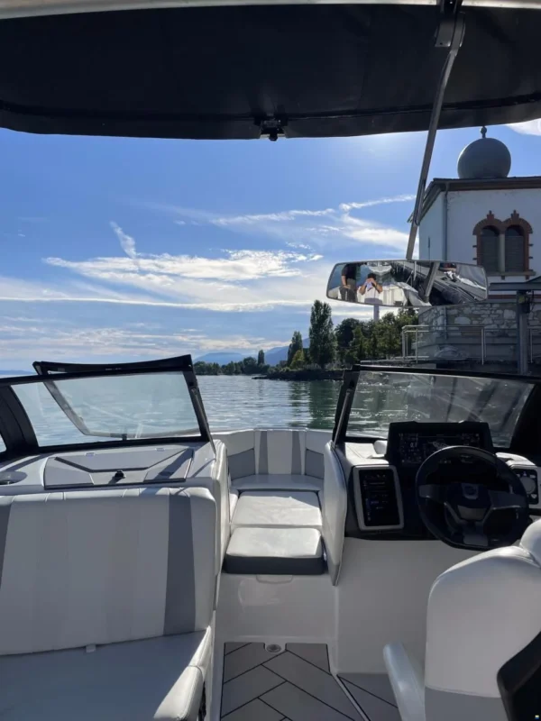Malibu Wakesetter 22 LSV 2024 console avant