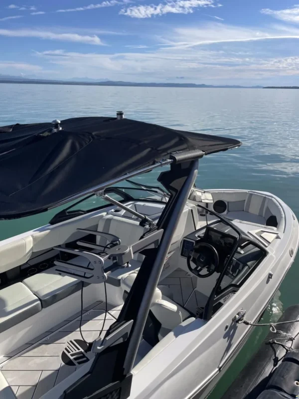 Malibu Wakesetter 22 LSV 2024 détail intérieur cockpit