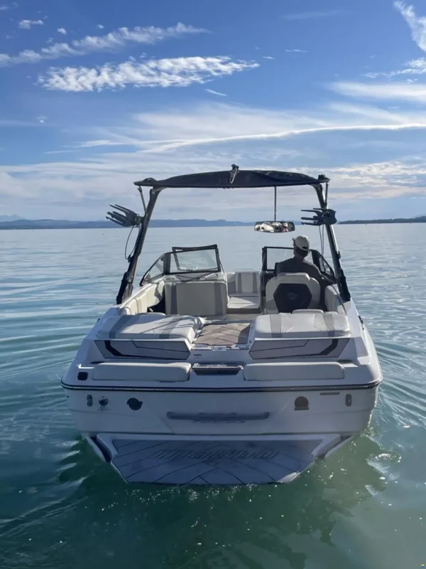 Malibu Wakesetter 22 LSV 2024 plage arrière avec accès à l'eau