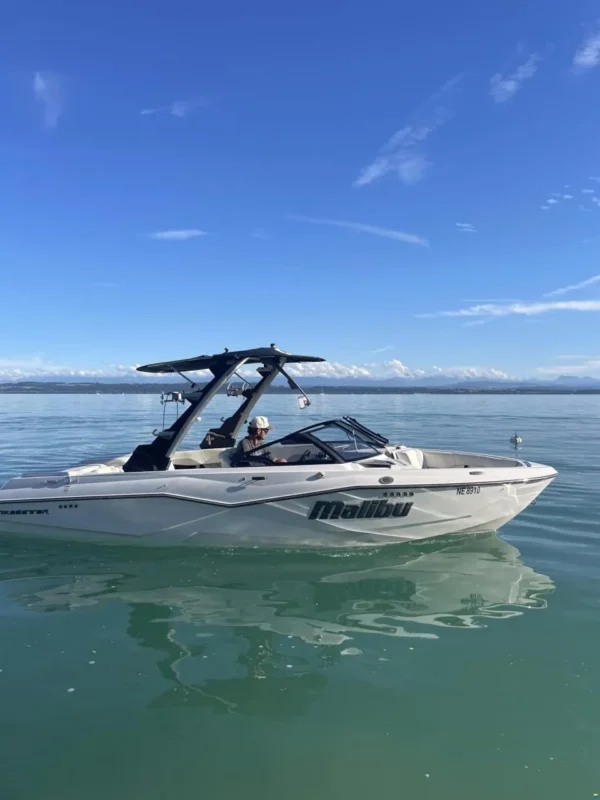 Malibu Wakesetter 22 LSV 2024 poste de pilotage