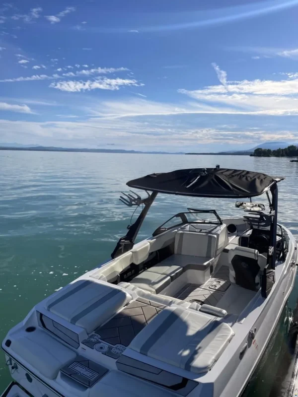 Malibu Wakesetter 22 LSV 2024 transom et échelle de bain