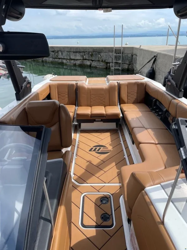 Malibu 23 LSV Wakesetter 2024 cockpit avant proue