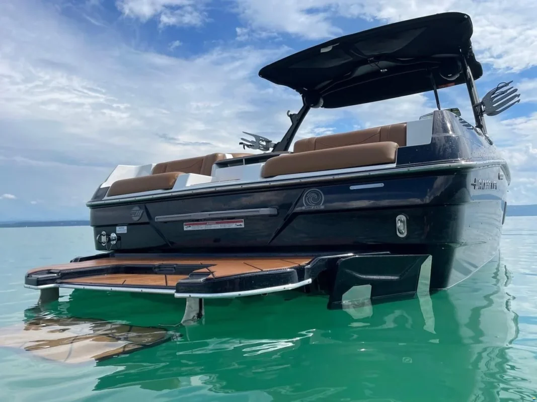 Malibu 23 LSV Wakesetter 2024 en navigation avec vague surf gate active