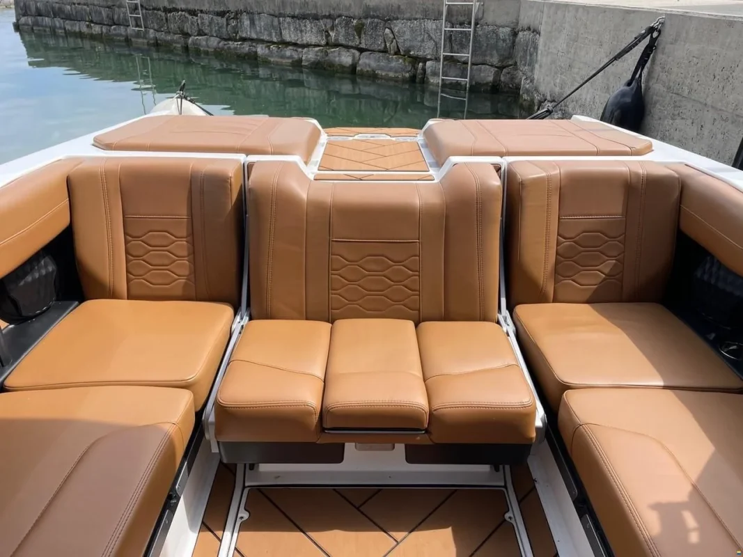 Malibu 23 LSV Wakesetter 2024 plage arrière avec marche sous-marine pivotante