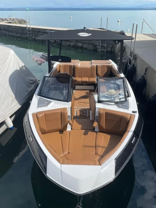 Malibu 23 LSV Wakesetter 2024 poste de pilotage