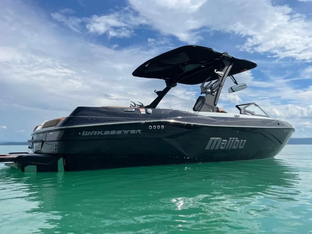 Malibu 23 LSV Wakesetter 2024 : essai du wake boat vedette du chantier américain