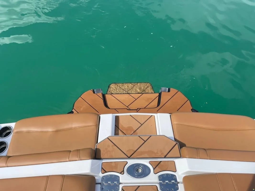 Malibu 23 LSV Wakesetter 2024 vue arrière tour de wake G5 et transom