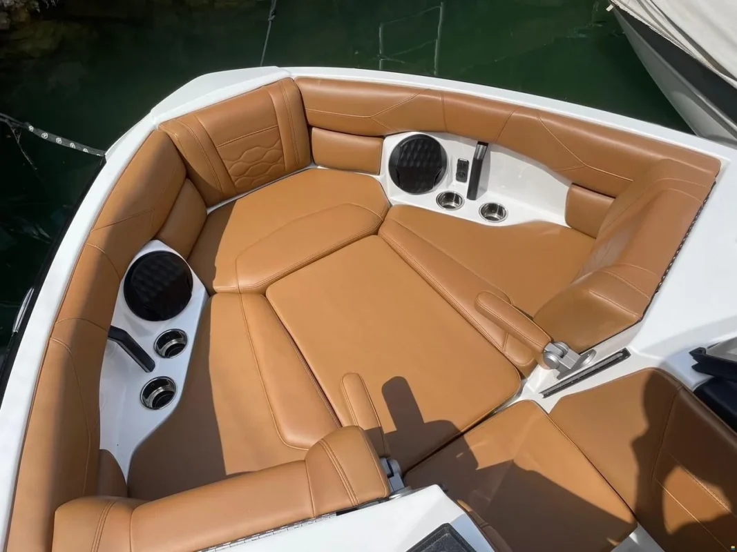 Malibu 23 LSV Wakesetter 2024 sellerie brun sépia et intérieur blanc