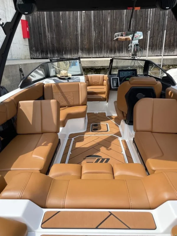 Malibu 23 LSV Wakesetter 2024 détail tour avec ampli et haut-parleurs