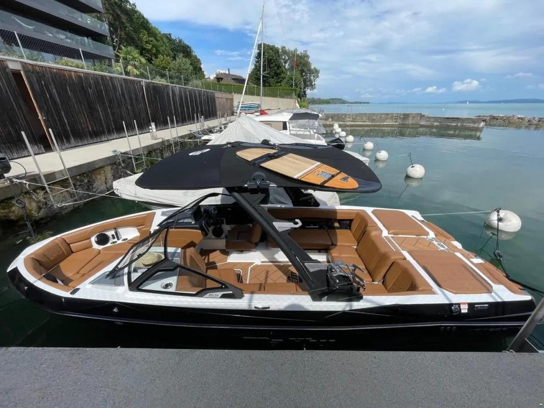 Malibu 23 LSV Wakesetter 2024 tour de wake G5 noir avec racks pivotants