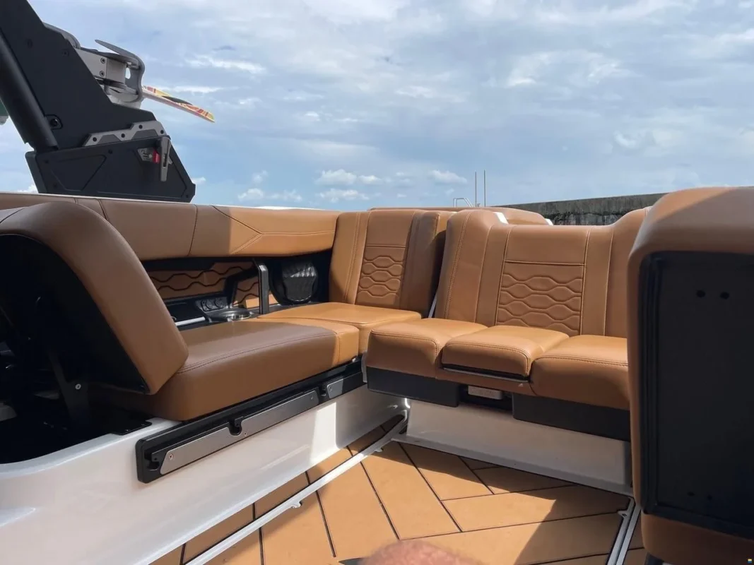 Malibu 23 LSV Wakesetter 2024 transom filler et LED sous-marine